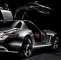 Das markante Design des neuen Mercedes-Benz SLS AMG interpretiert die atemberaubende Formgebung des Mercedes-Benz 300 SL neu.